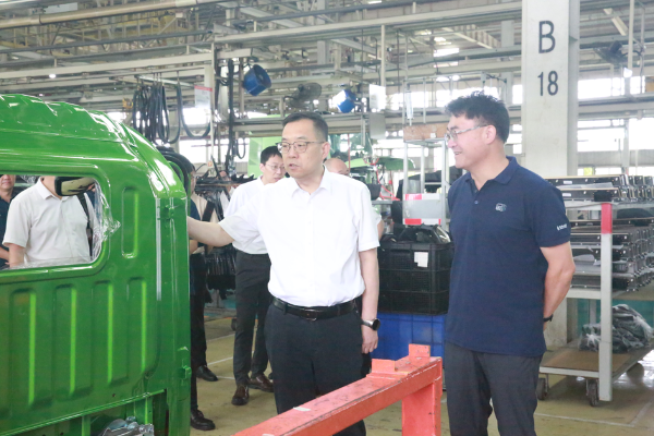 Wang Zhijian Visits SINOTRUK Chengdu Wangpai to Conduct Field Research
